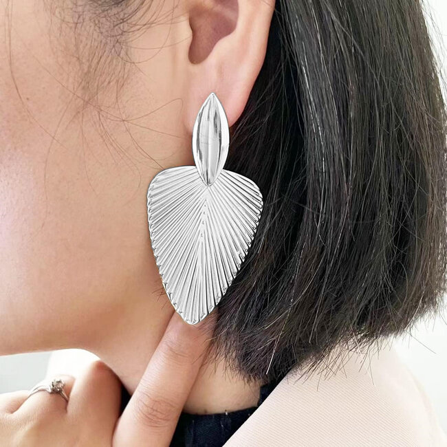 Triangle Silver Oorhangers | Zilverkleurig | 7,3 x 3,7 cm