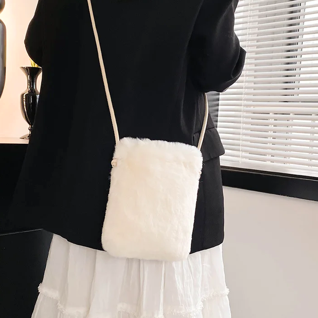 Fluffy Tasje - Milk White / Creme | 22 x 18 x 6 cm | Telefoontasje