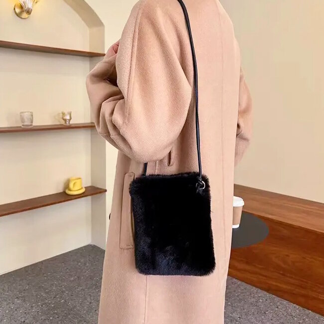 Fluffy Tasje - Pure Black / Zwart | 22 x 18 x 6 cm | Telefoontasje