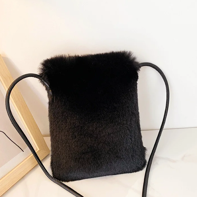 Fluffy Tasje - Pure Black / Zwart | 22 x 18 x 6 cm | Telefoontasje