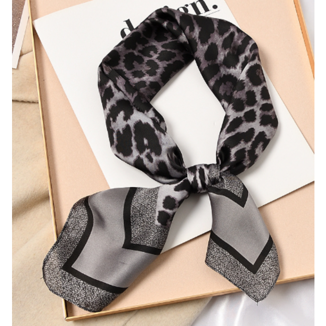 Satijnlook Sjaal Leopard - Zilver/Grijs | 65 x 65 cm | Polyester