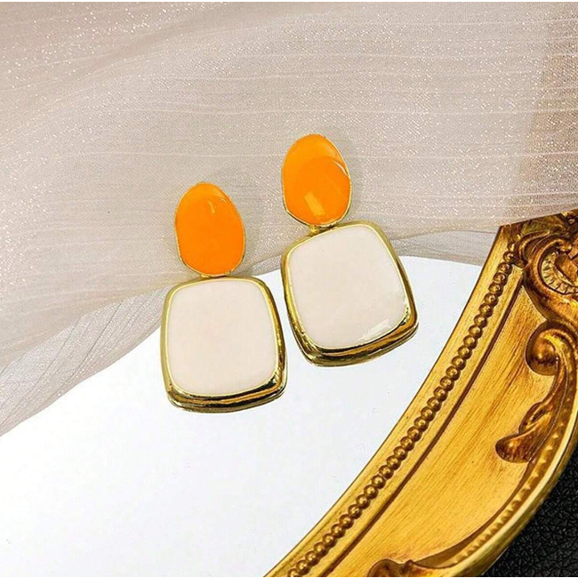 Amelie Oorbellen - Oranje/Wit | 3,5 x 2 cm