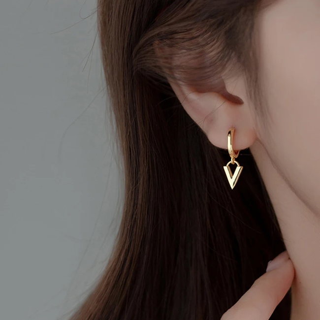 Oorbellen V - Goudkleurig | 2,3 x 1,2 cm | 925 Zilver