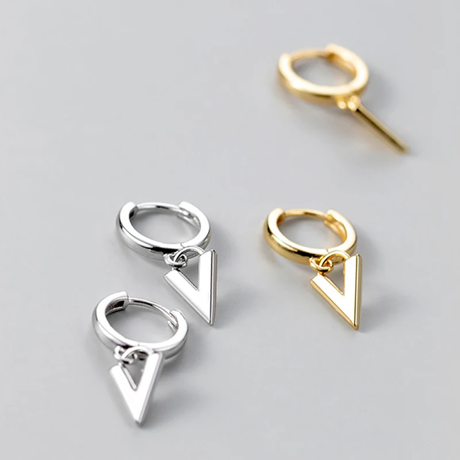 Oorbellen V - Goudkleurig | 2,3 x 1,2 cm | 925 Zilver