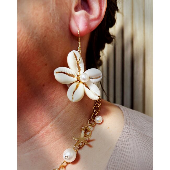 Bloem Schelp Oorbellen - Goudkleurig | 6 x 4 cm