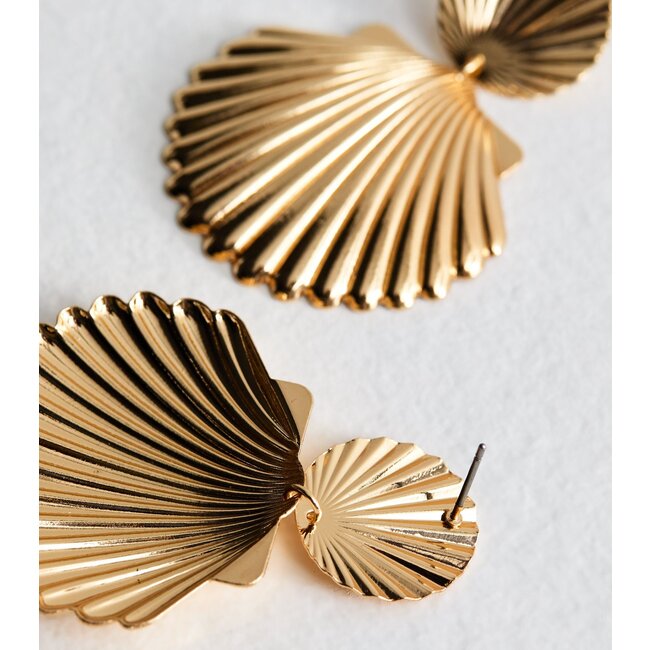 Schelp Oorbellen -  Goudkleurig | 5,2 x 3,8 cm | Bijoux / Messing