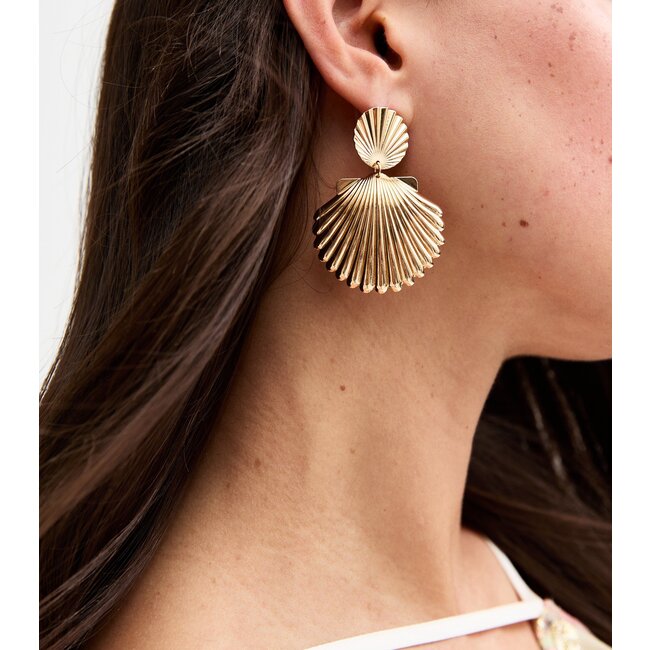 Schelp Oorbellen -  Goudkleurig | 5,2 x 3,8 cm | Bijoux / Messing