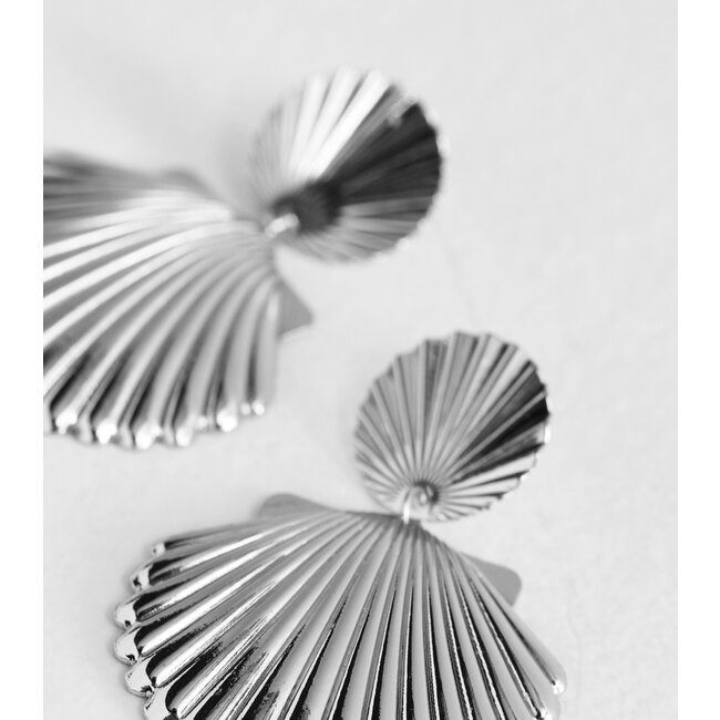 Schelp Oorbellen -  Zilverkleurig | 5,2 x 3,8 cm | Bijoux / Messing