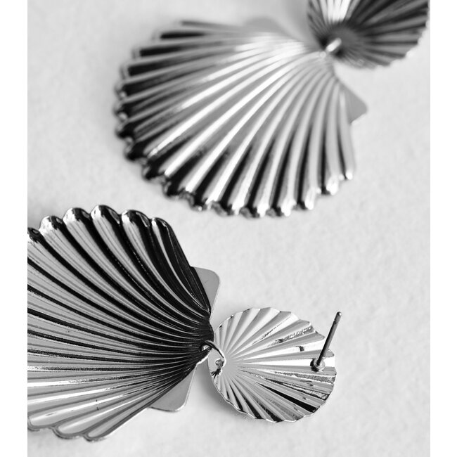 Schelp Oorbellen -  Zilverkleurig | 5,2 x 3,8 cm | Bijoux / Messing