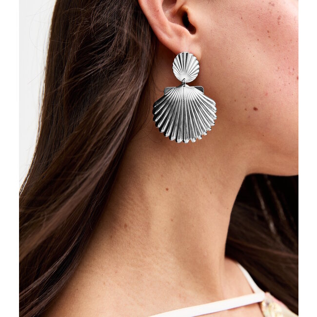 Schelp Oorbellen -  Zilverkleurig | 5,2 x 3,8 cm | Bijoux / Messing