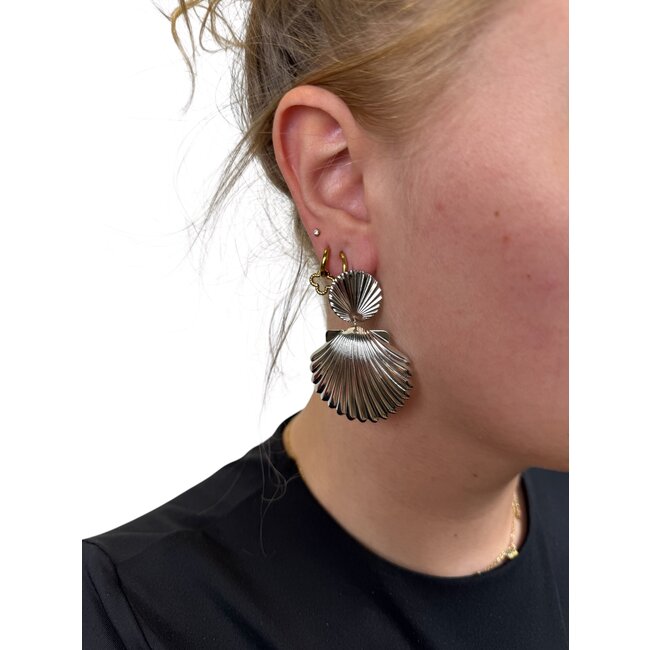 Schelp Oorbellen -  Zilverkleurig | 5,2 x 3,8 cm | Bijoux / Messing