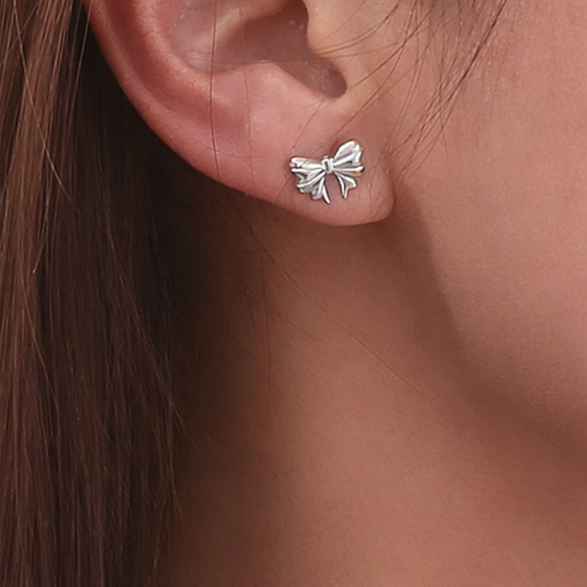 Mini Strik Oorbellen - Zilverkleurig | 1,1 x 0,7 cm | Stainless Steel