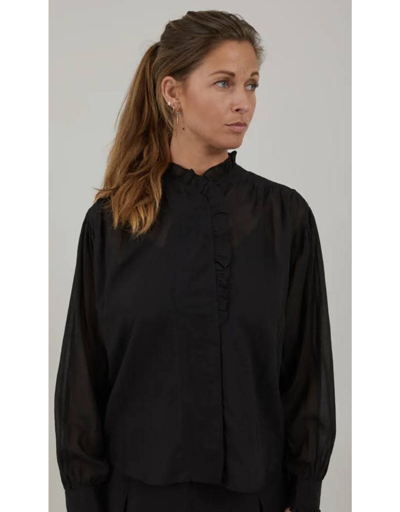 coster copenhagen 234-1409 WIDE FIT SHIRT WITH RUFFELS BLACK