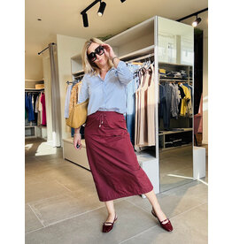 MARCH23 SKIRT ARENAS TAFT SUNNY MERLOT