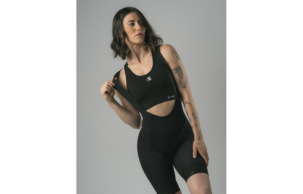 De Etxeondo Top is een comfortabele, ademende fietstop van duurzame Labur-stof met naadloze afwerking, optimale pasvorm en uitstekende vochtregulatie voor elke rit.