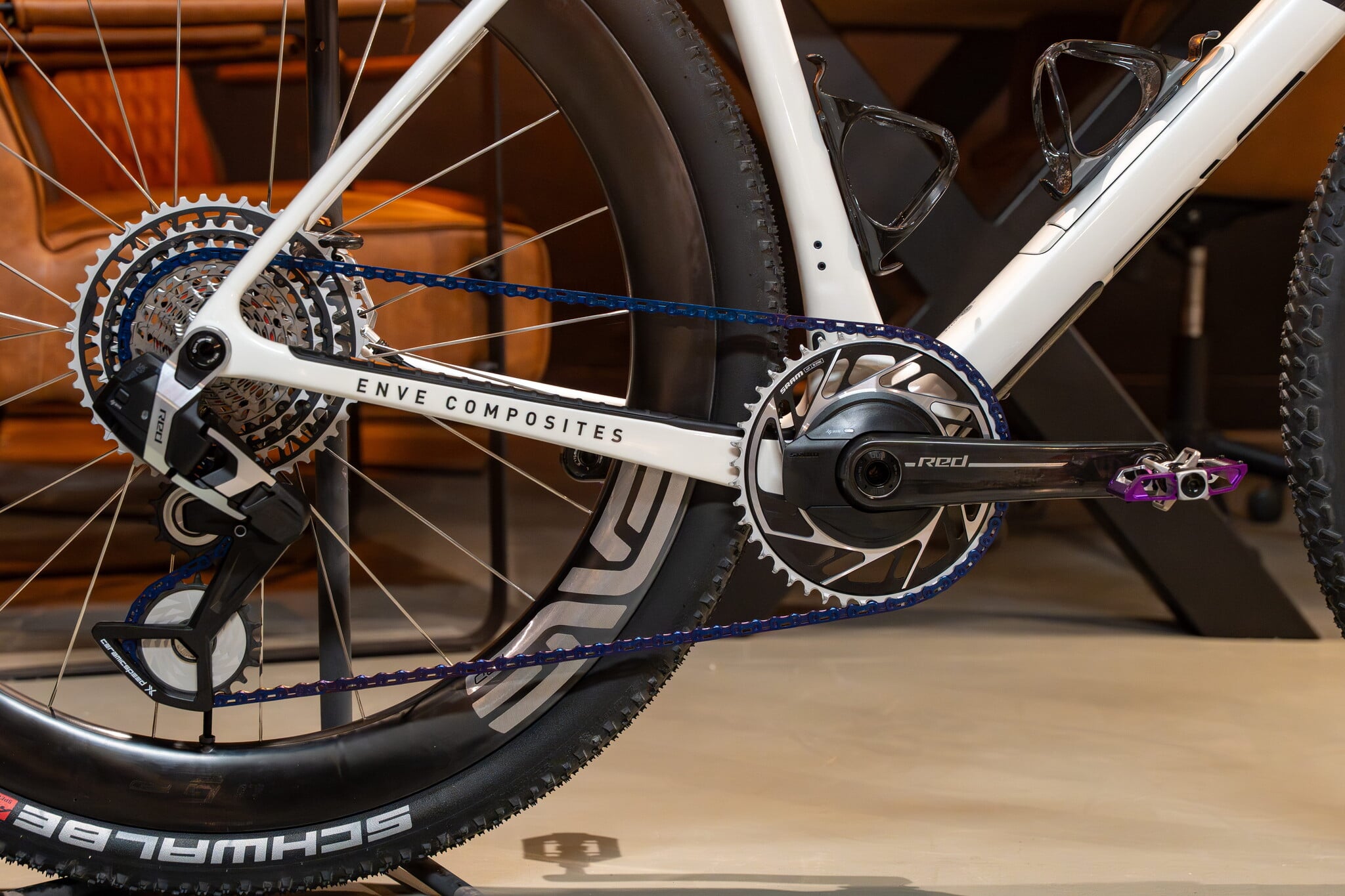 SRAM RED AXS E1 XPLR aandrijving met paarse ketting