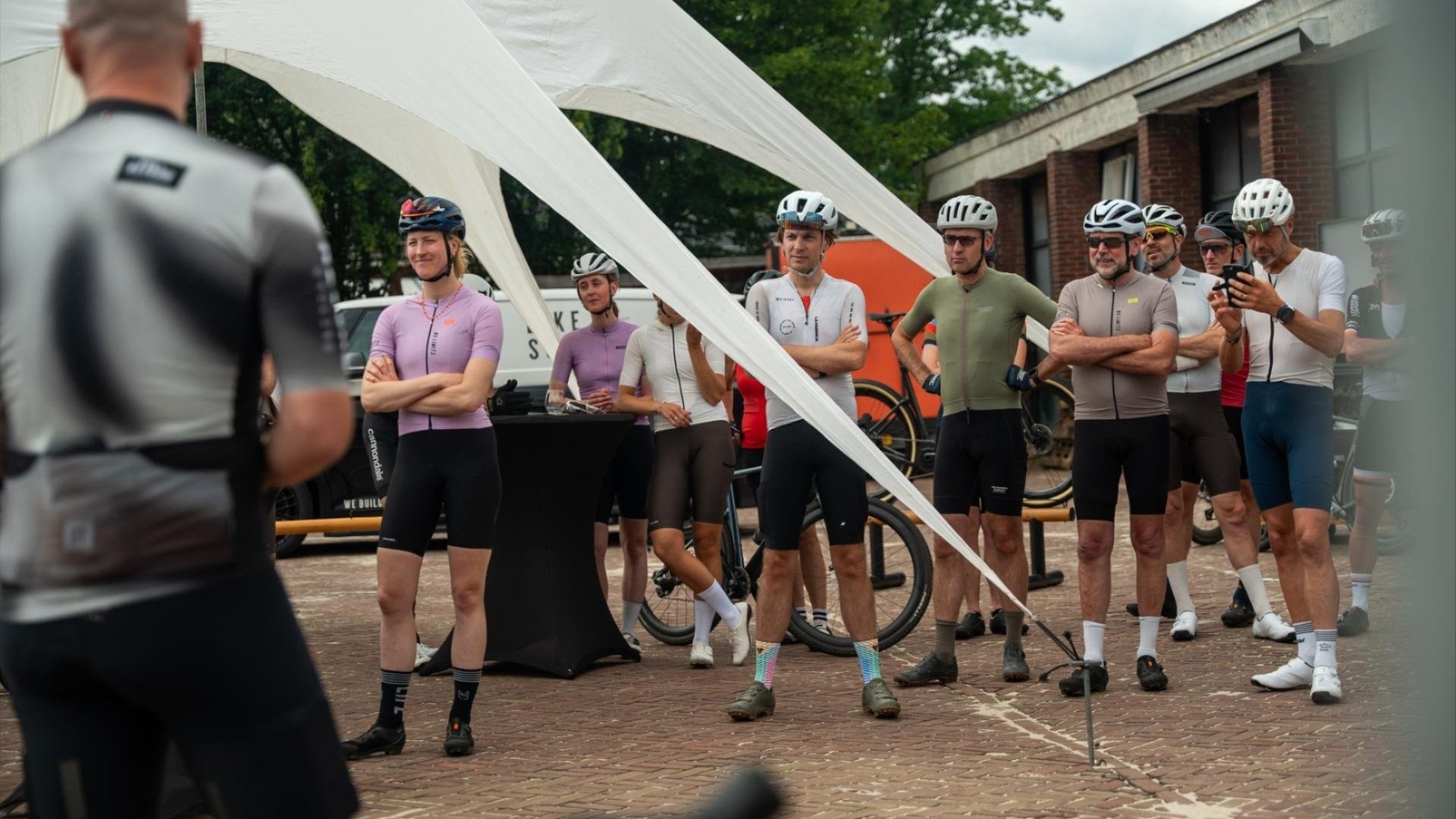 Groep gravelfietsers met ENVE en OPEN fietsen onderweg door het Sallandse landschap
