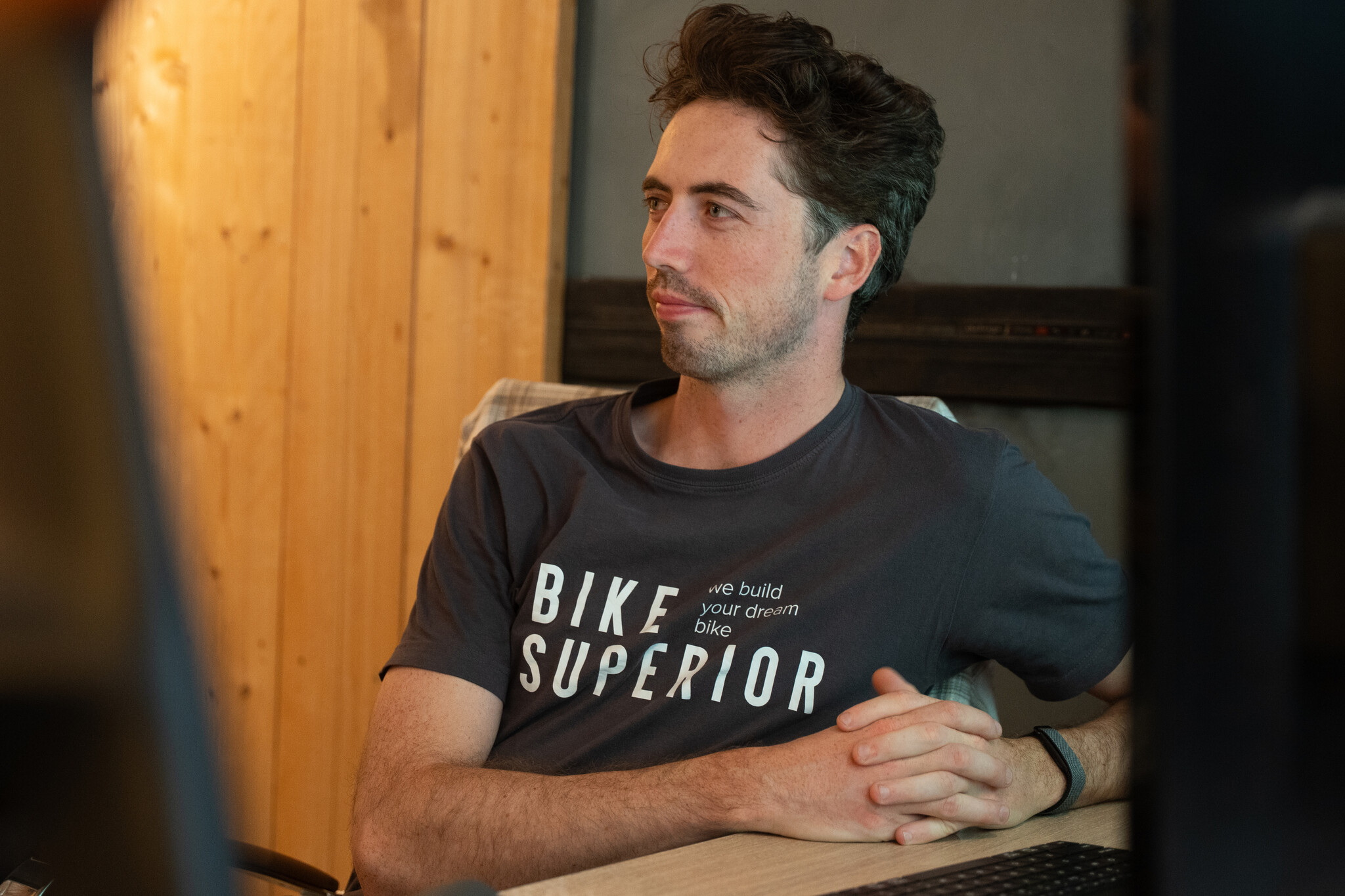 Jasper helpt een klant bij BikeSuperior