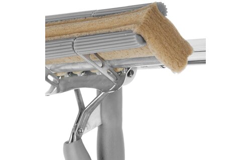 Raamwasser met spons en aftrekker telescoopsteel