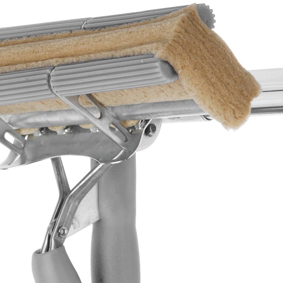 Raamwasser met spons en aftrekker telescoopsteel
