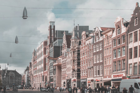 MADE IN HOLLAND_ DE BEHOEFTE AAN EEN RESET OM DE PRODUCTIE VAN DE FASHION- EN FOOTWEARINDUSTRIE NAAR NEDERLAND, OF IN IEDER GEVAL NAAR EUROPA, TE HALEN, GROEIT MET DE DAG.