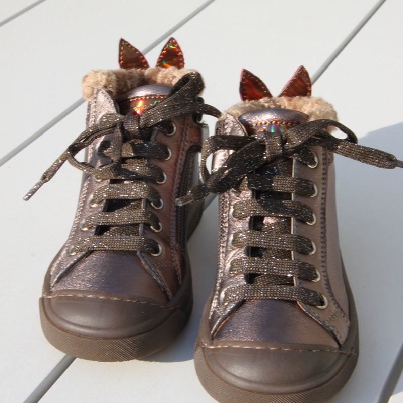 Sneaker met pelsje en konijnenoortjes