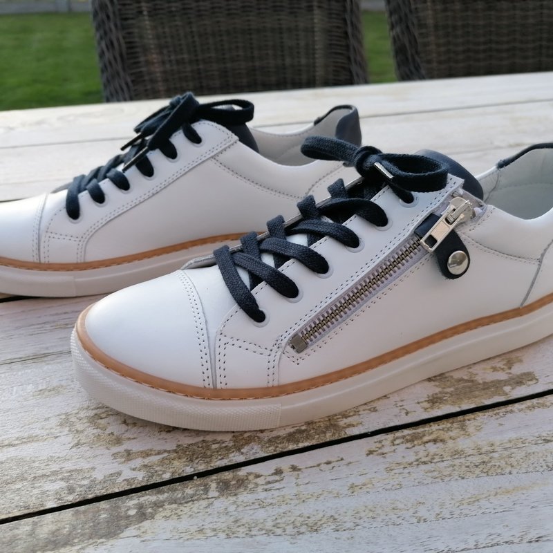 Witte sneaker met donker blauw