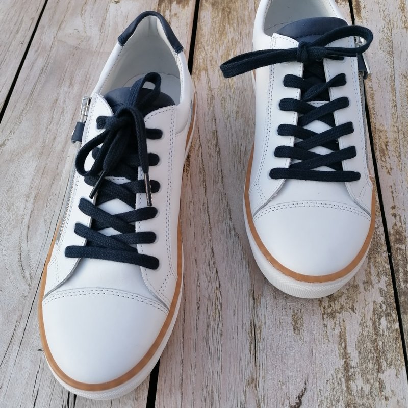 Witte sneaker met donker blauw