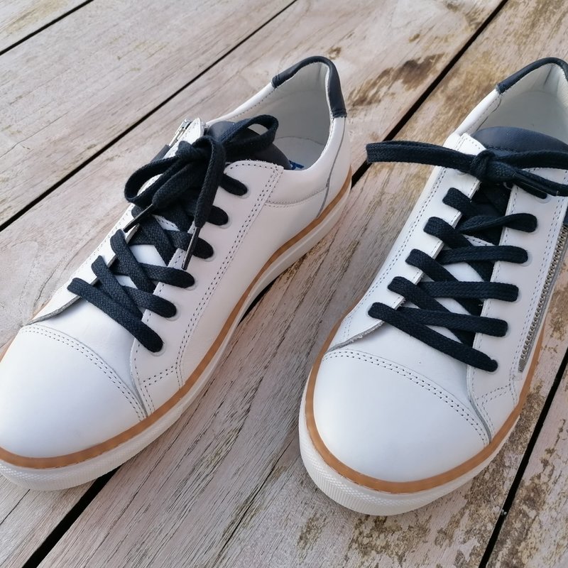 Witte sneaker met donker blauw