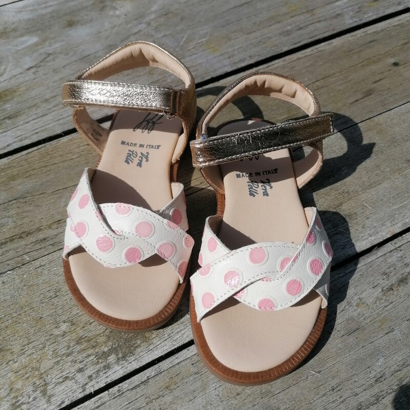 Sandaal wit met roze bolletjes