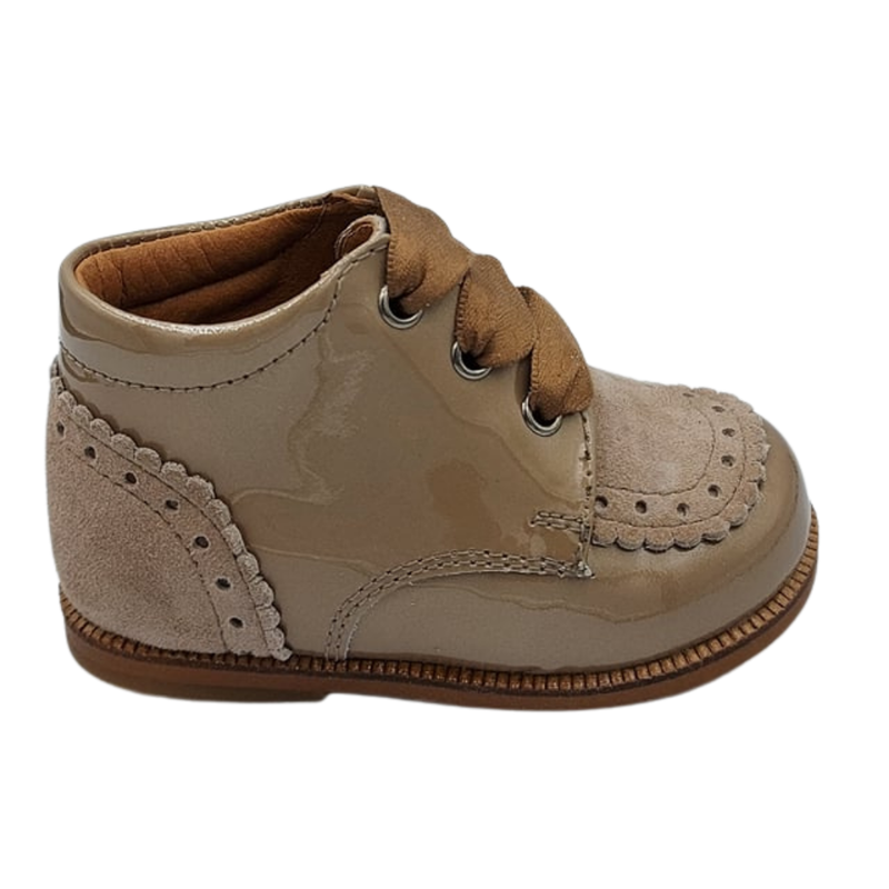 Beige veter eerste stapper