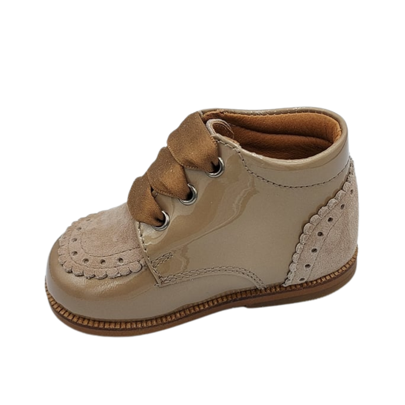 Beige veter eerste stapper