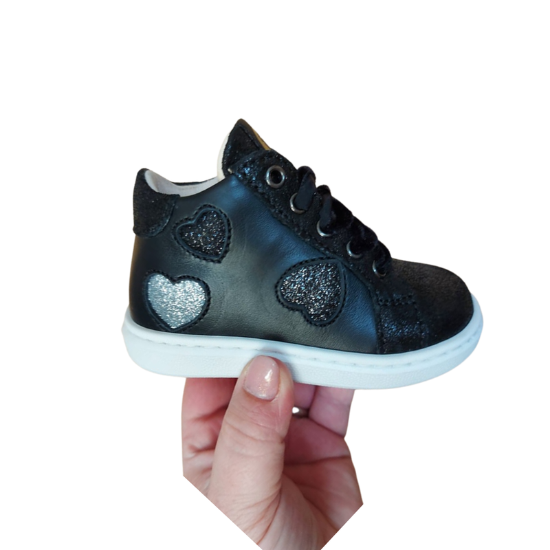 Sneaker zwart met zilvere hartjes