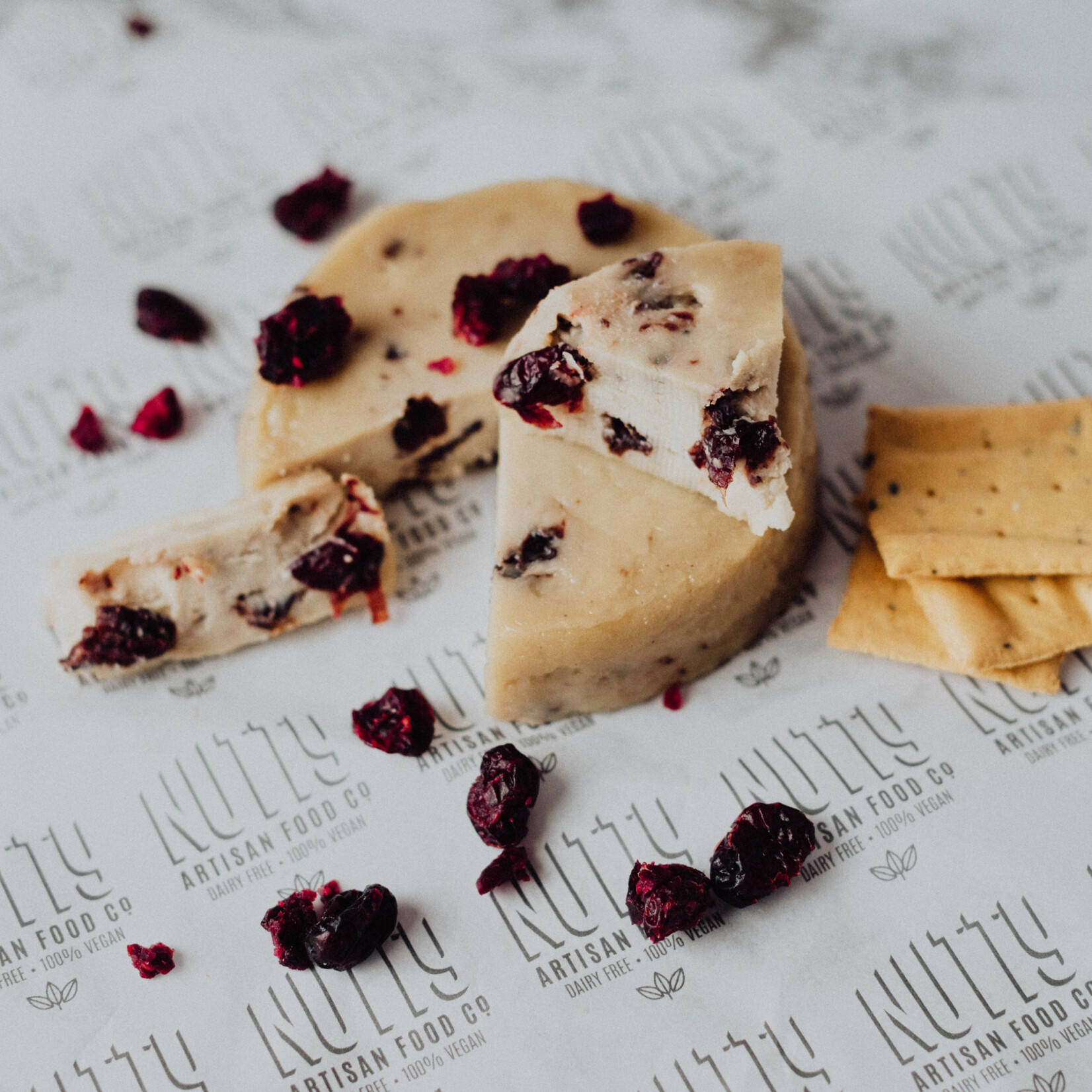 NUTTY Nutty Vegan Halfharde Kaas met Cranberry's