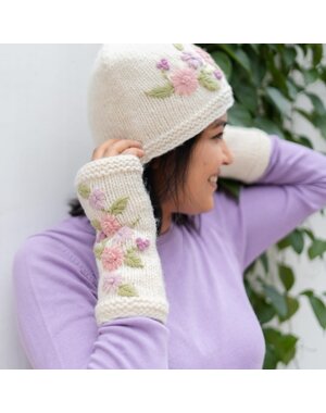 Sjaal met Verhaal Muts Flowers crème