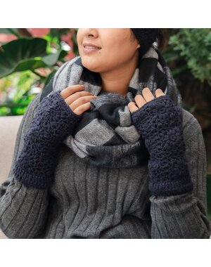 Sjaal met Verhaal Handwarmers Granny square Donkerblauw