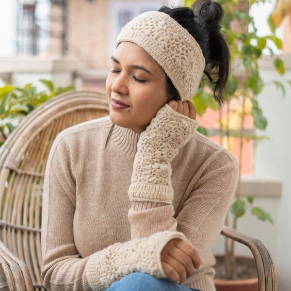 Sjaal met Verhaal Handwarmers Granny square beige