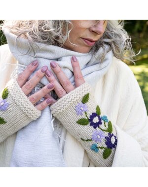 Sjaal met Verhaal Handwarmers Flowers beige