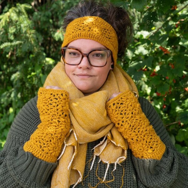 Sjaal met Verhaal Haarband Granny square okergeel | Sjaal met Verhaal