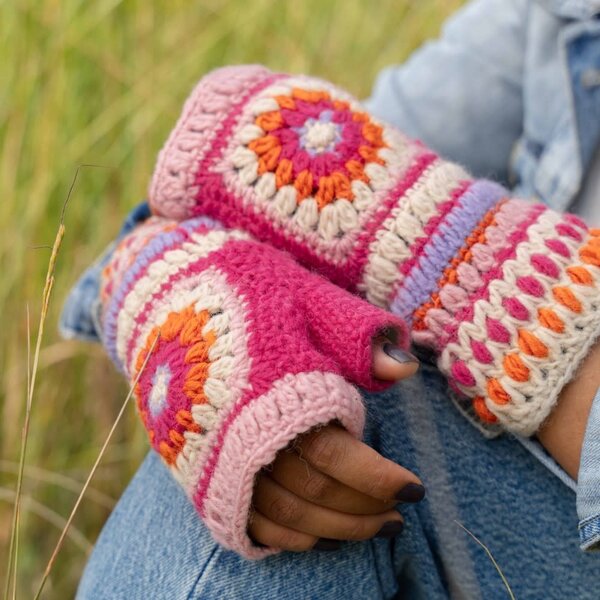 Sjaal met Verhaal Handwarmers Granny Square Colorful Fuchsia-Oranje | Sjaal met Verhaal