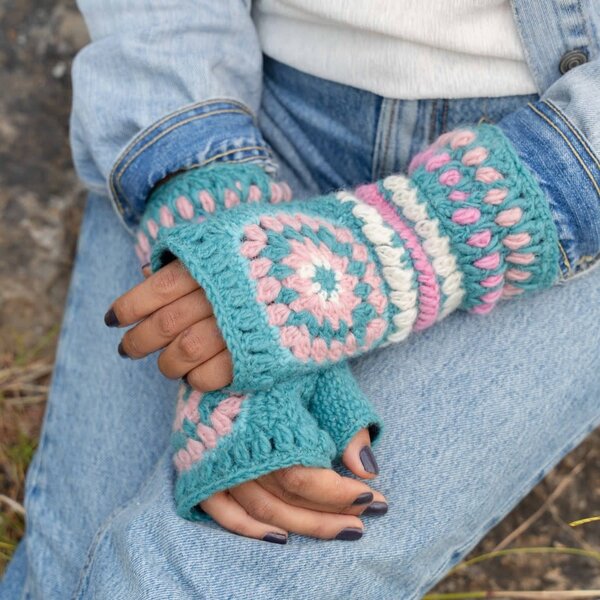 Sjaal met Verhaal Handwarmers Granny Square Colorful Turquoise-Roze | Sjaal met Verhaal