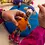 Sjaal met Verhaal Hanger Giraffe op Rollerskates Oranje | Sjaal met Verhaal