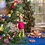 Sjaal met Verhaal Hanger Giraffe op Rollerskates Fuchsia | Sjaal met Verhaal