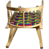 Houten sleden met een rugleuning en een geweven zitting