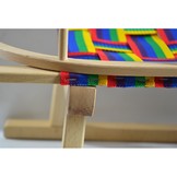 Houten sleden met een rugleuning en een geweven zitting