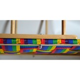 Houten sleden met een rugleuning en een geweven zitting