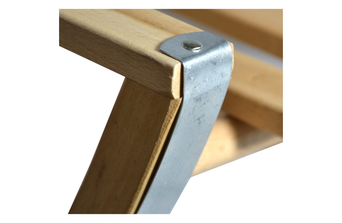 Houten sleden met een rugleuning en een geweven zitting