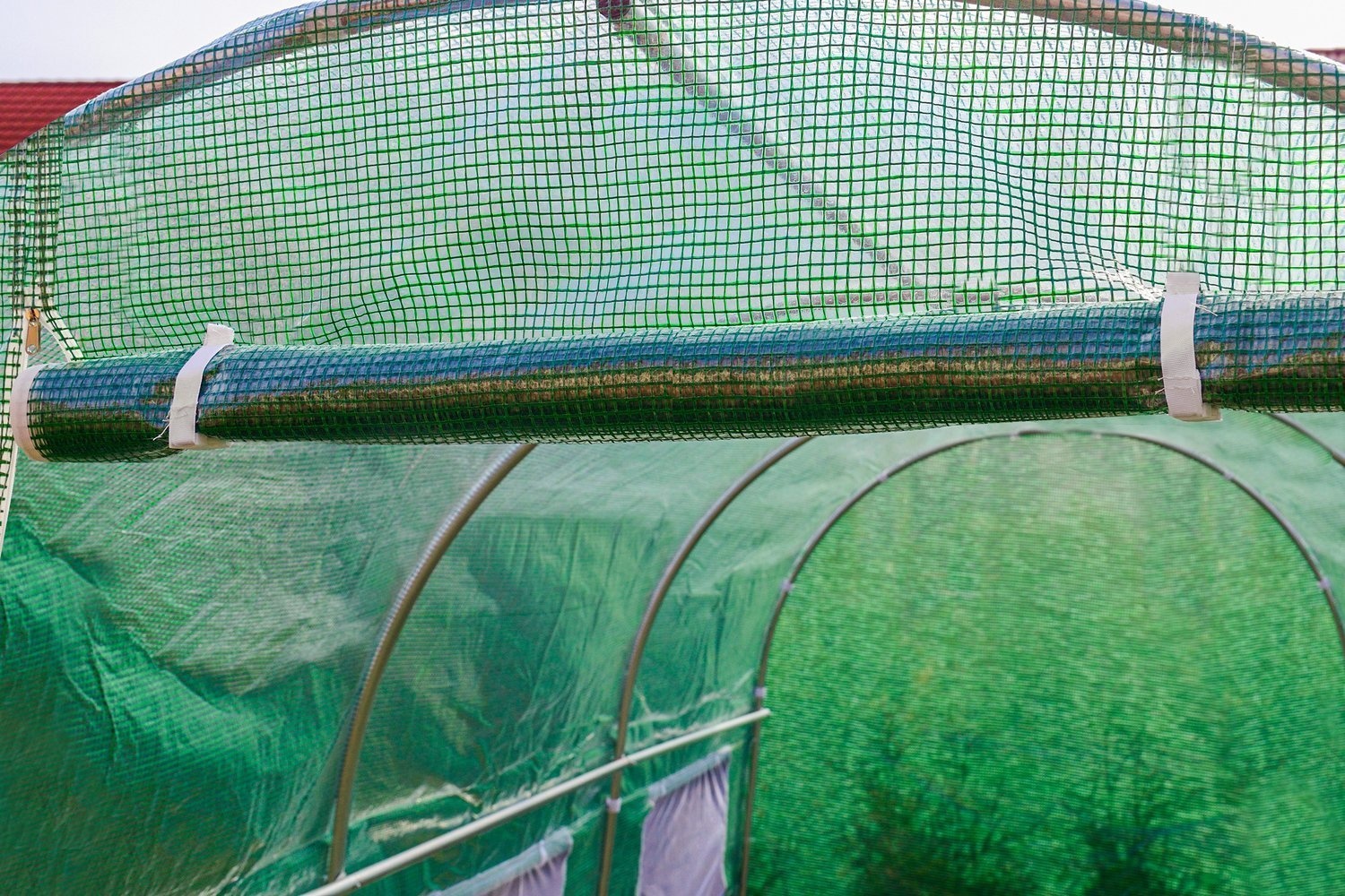 Tuinkas 3x2x2 meter - 6m2 - metalen frame met groene PE-folie - met klamboe ramen