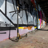 Stuntstep Zwart Goud met decoratie – Slang & Schedel - Buitenspeelgoed