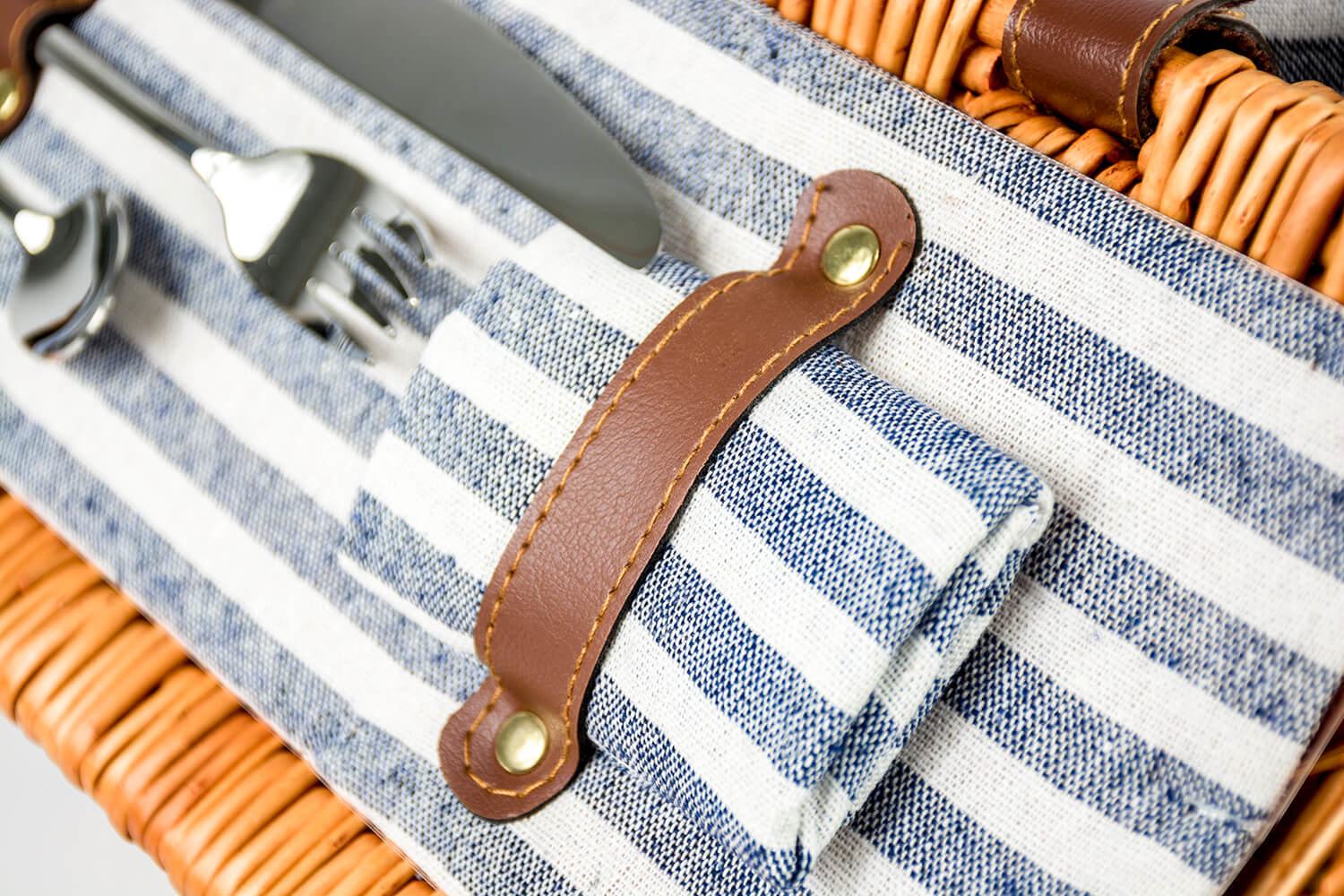 Picknickmand rond met 2-persoons servies + deken – Handgemaakt